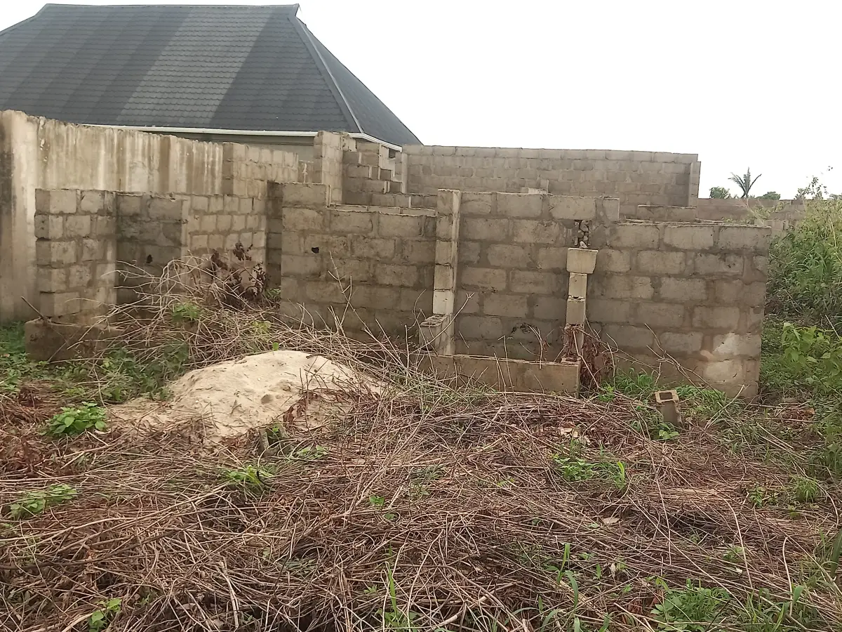 3 bed uncomplicated on half plot of land - Image 1