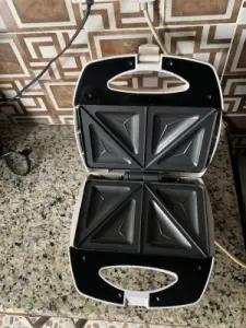 Neatly used Sandwich, Bread Toaster