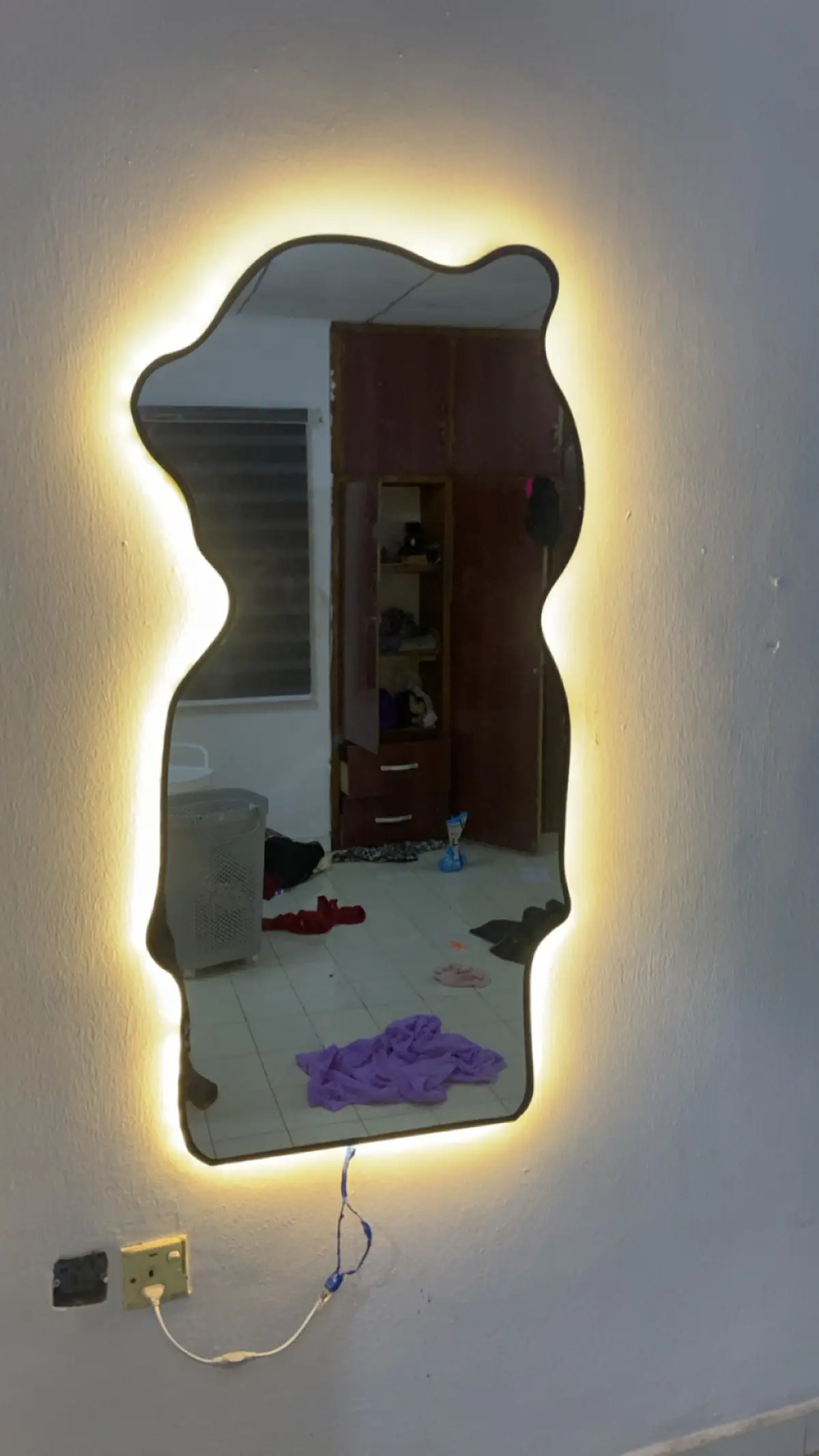 Shaped design mirror with full led light - Image 10