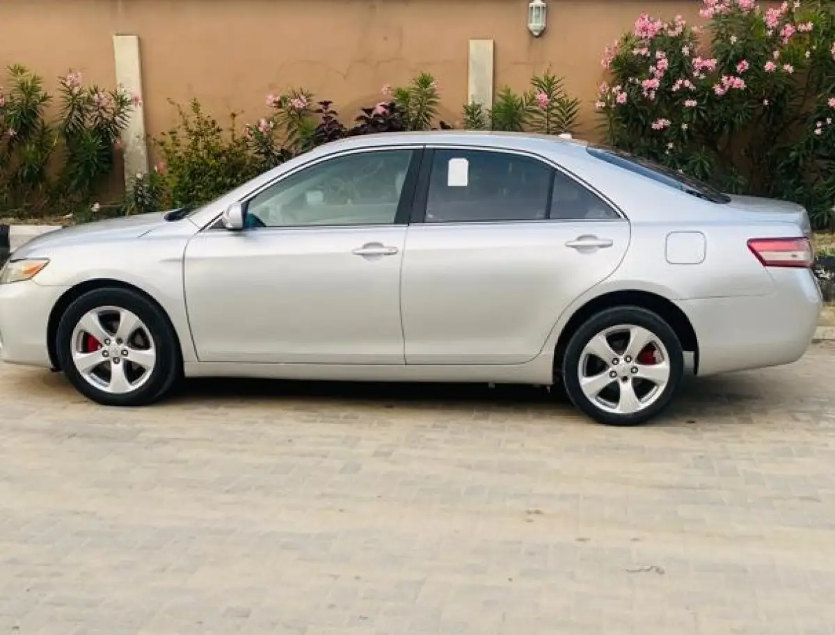 Toyota Camry XLE 2011 - Image 2