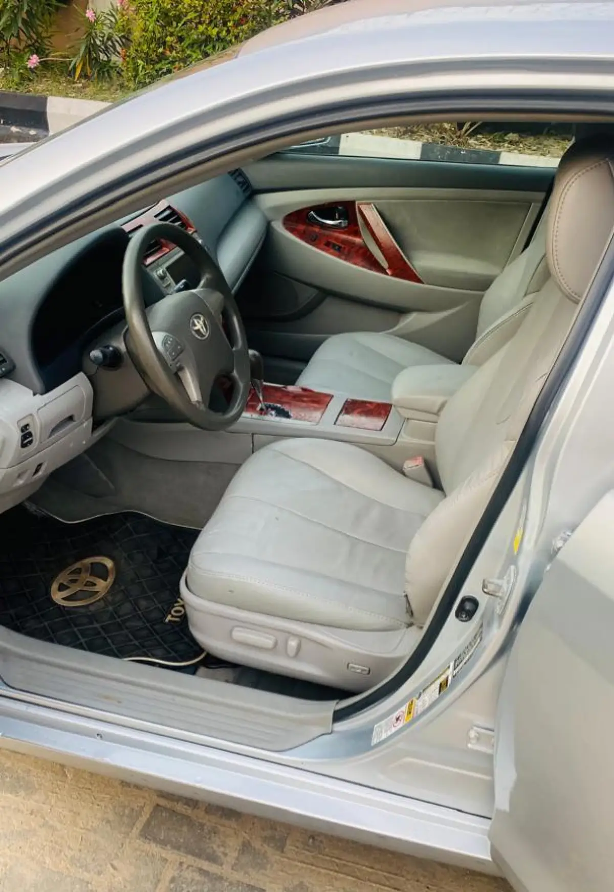 Toyota Camry XLE 2011 - Image 3