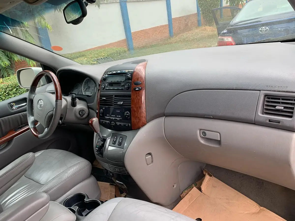 Foreign used Toyota sienna 2005 for sale - Image 2