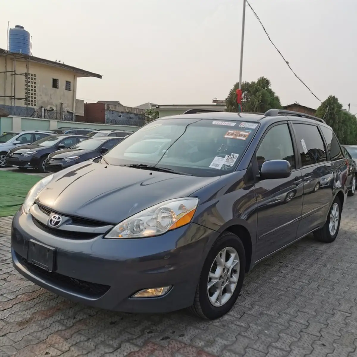 TOYOTA SIENNA - Image 1