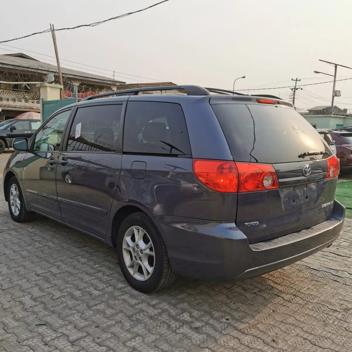 TOYOTA SIENNA - Image 2