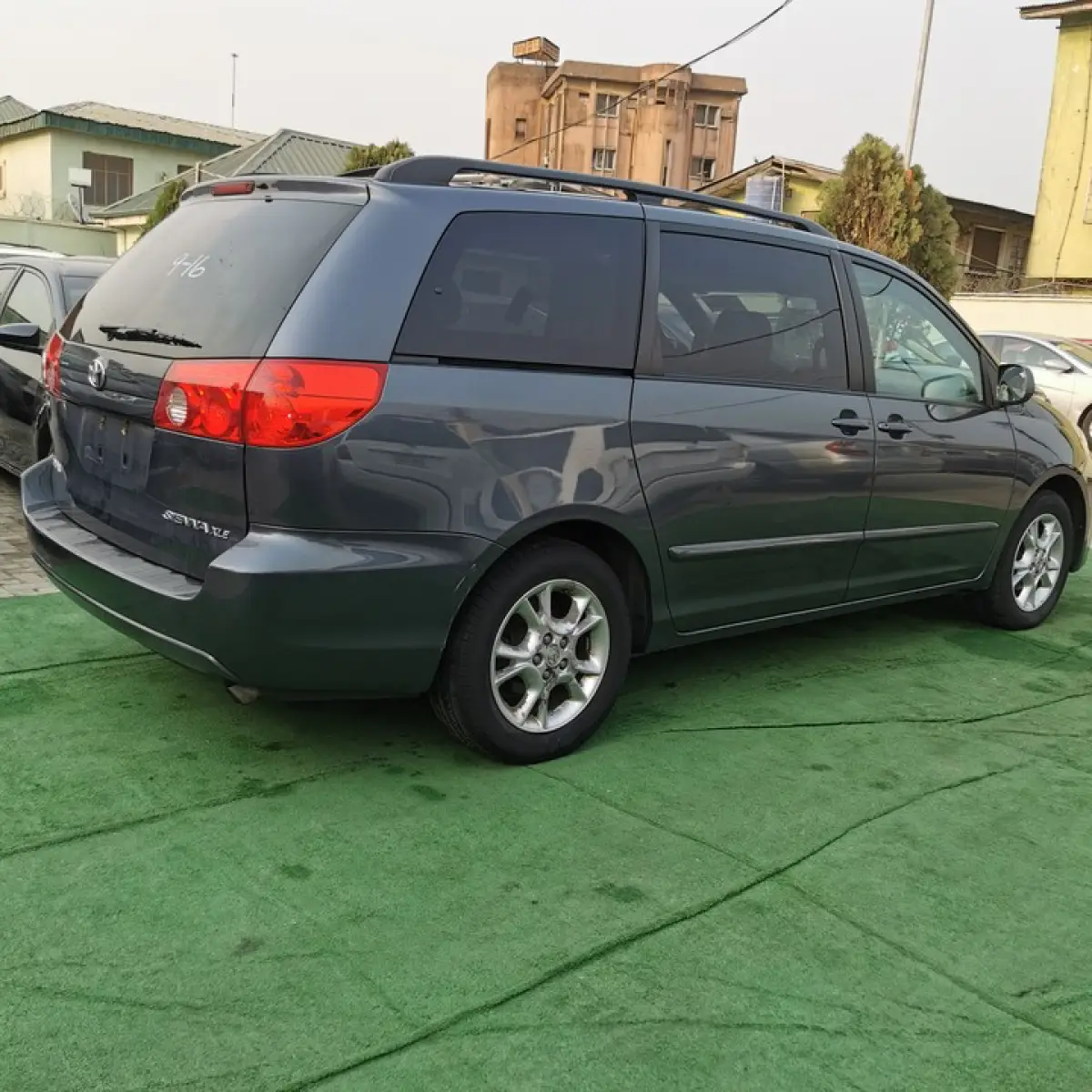 TOYOTA SIENNA - Image 4