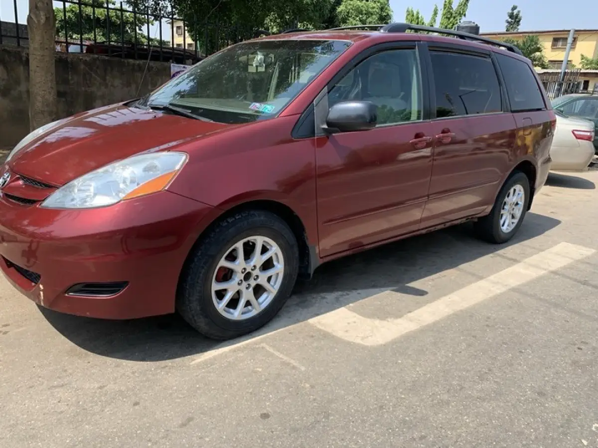 TOYOTA SIENNA FOR SALE - Image 1