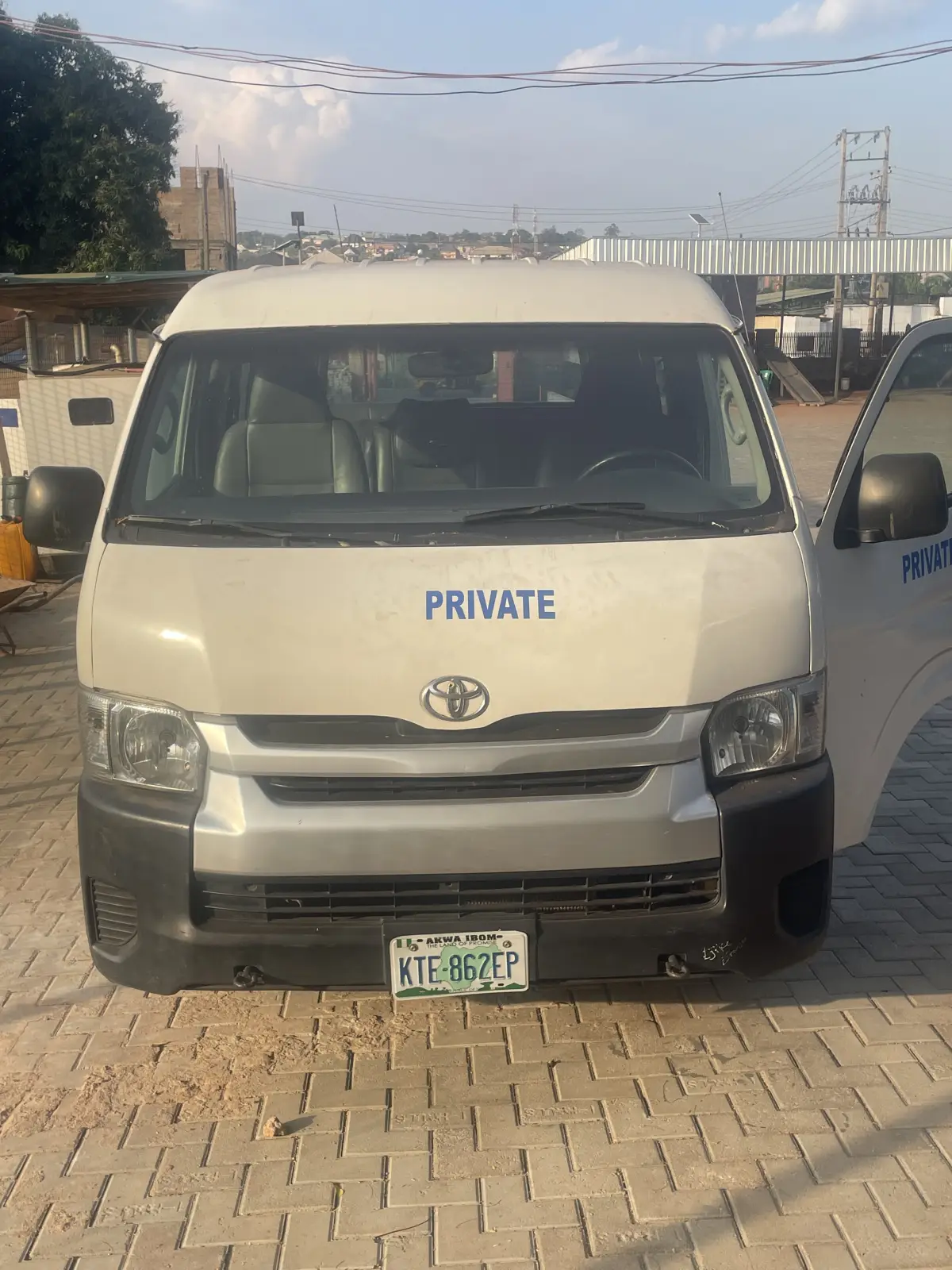 Toyota Hiace bus - Image 1