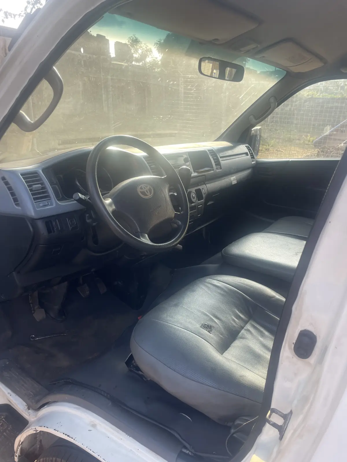 Toyota Hiace bus - Image 2