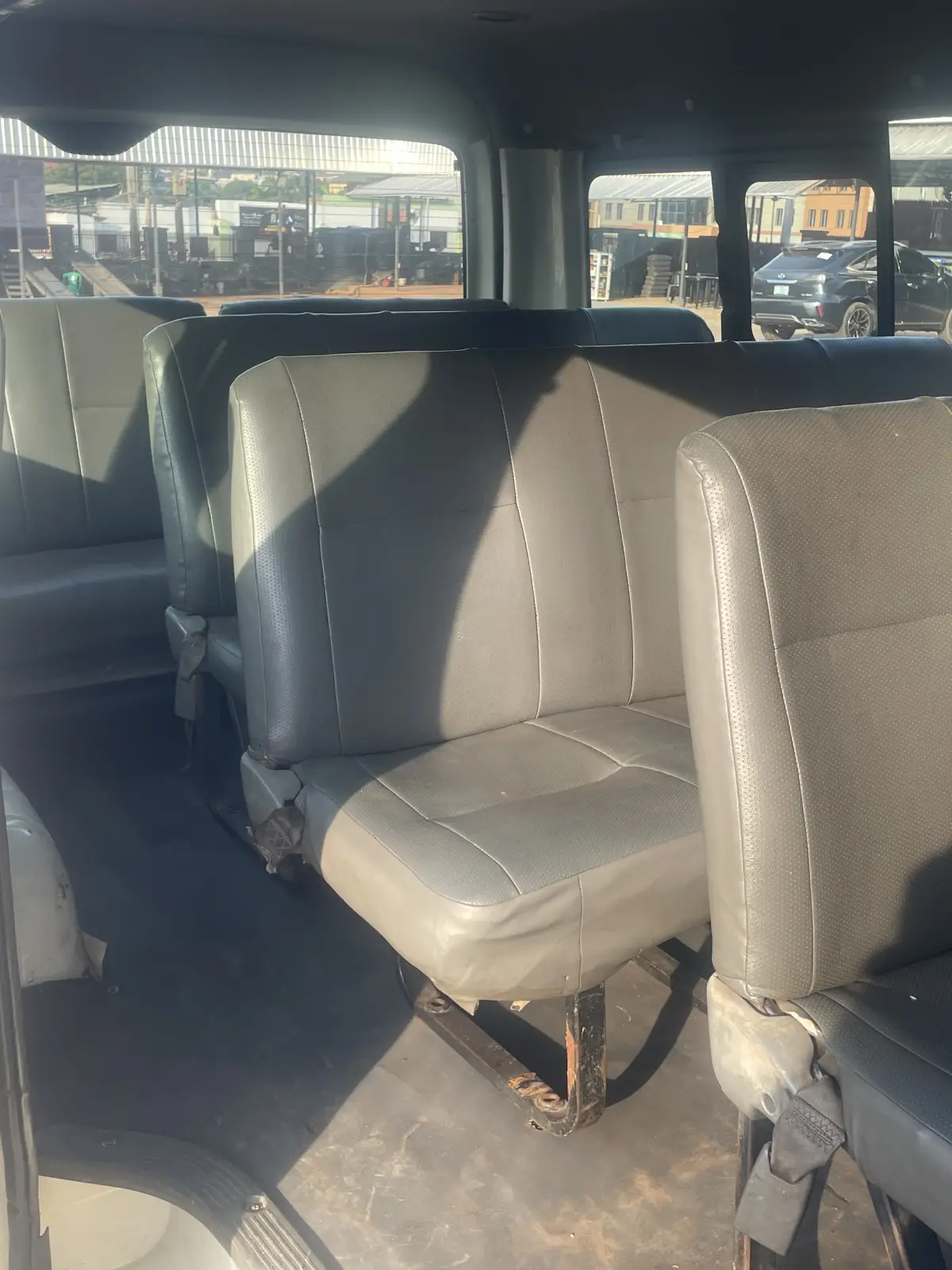 Toyota Hiace bus - Image 4