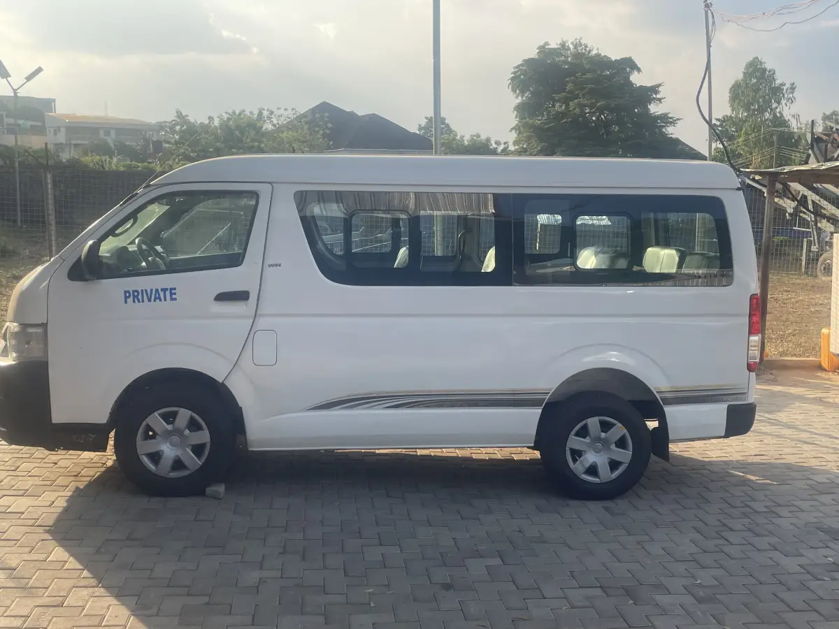 Toyota Hiace bus - Image 5