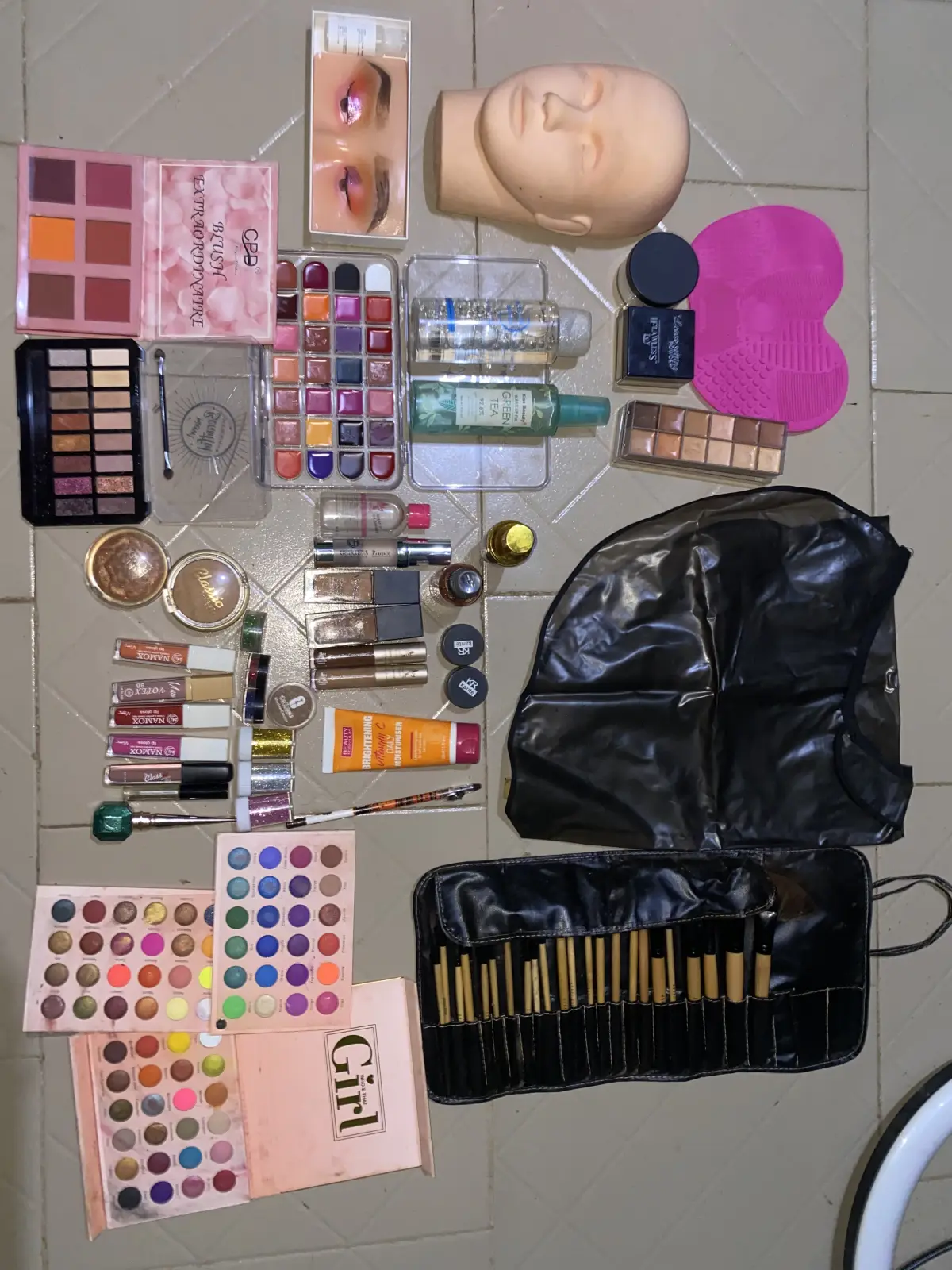 Make up box and products - Image 3