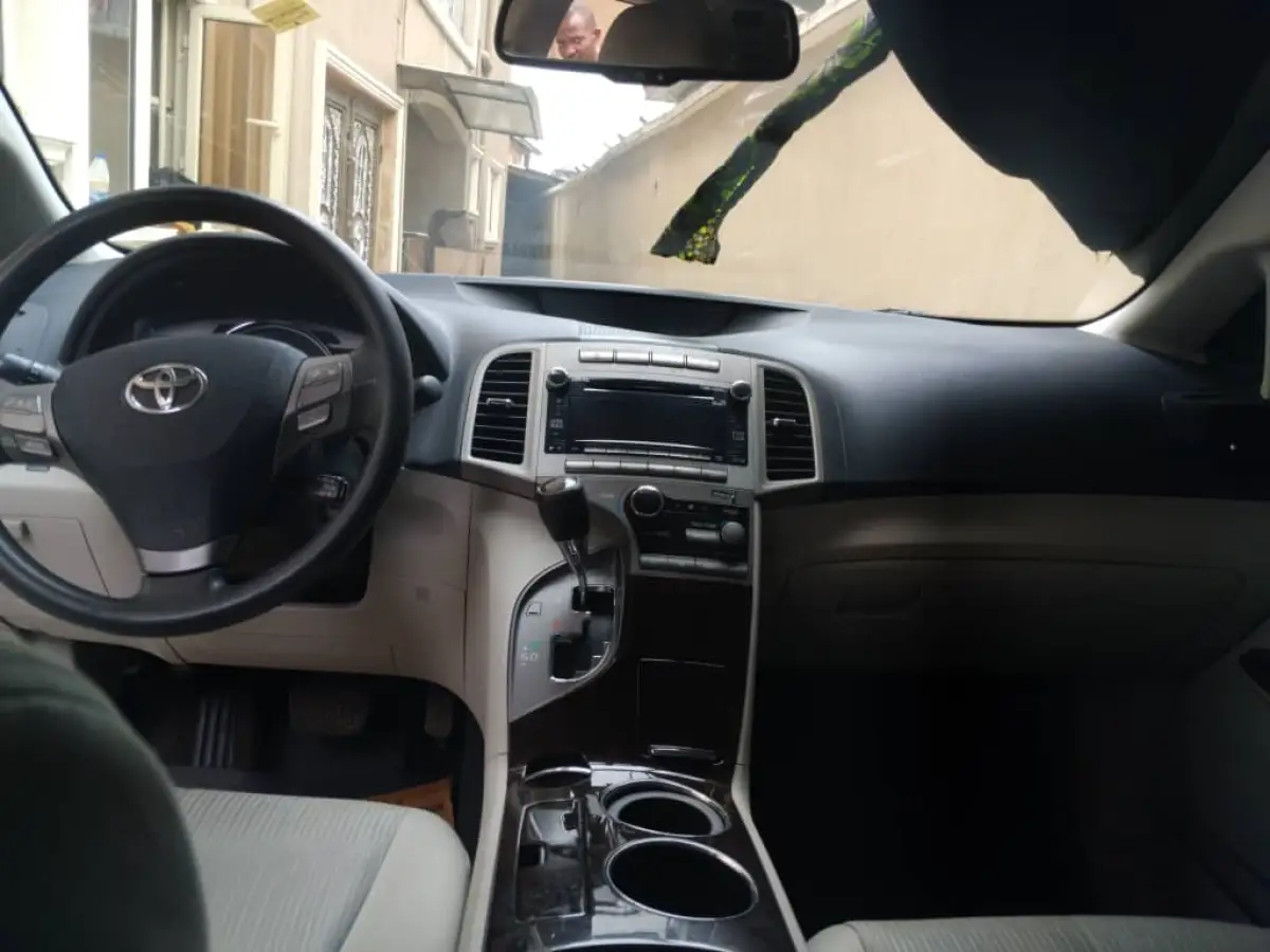 toyota venza 2011 black Unregistered CANADA USED - Image 5