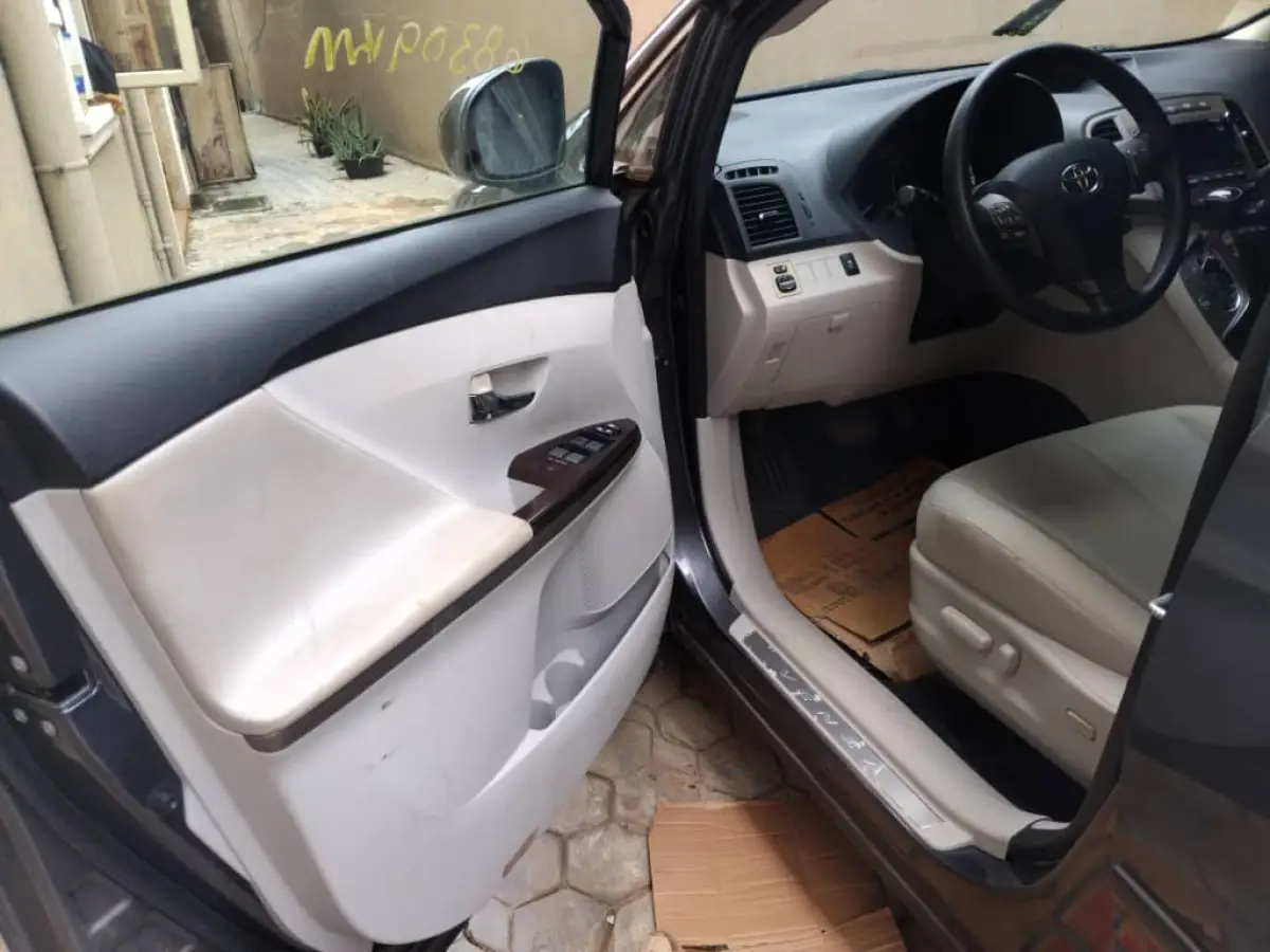 toyota venza 2011 black Unregistered CANADA USED - Image 7