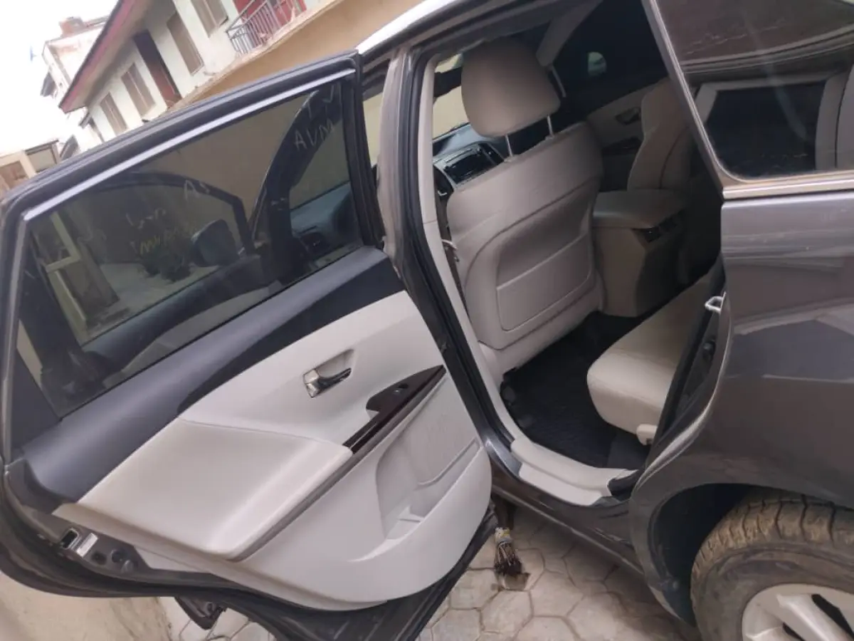 toyota venza 2011 black Unregistered CANADA USED - Image 9