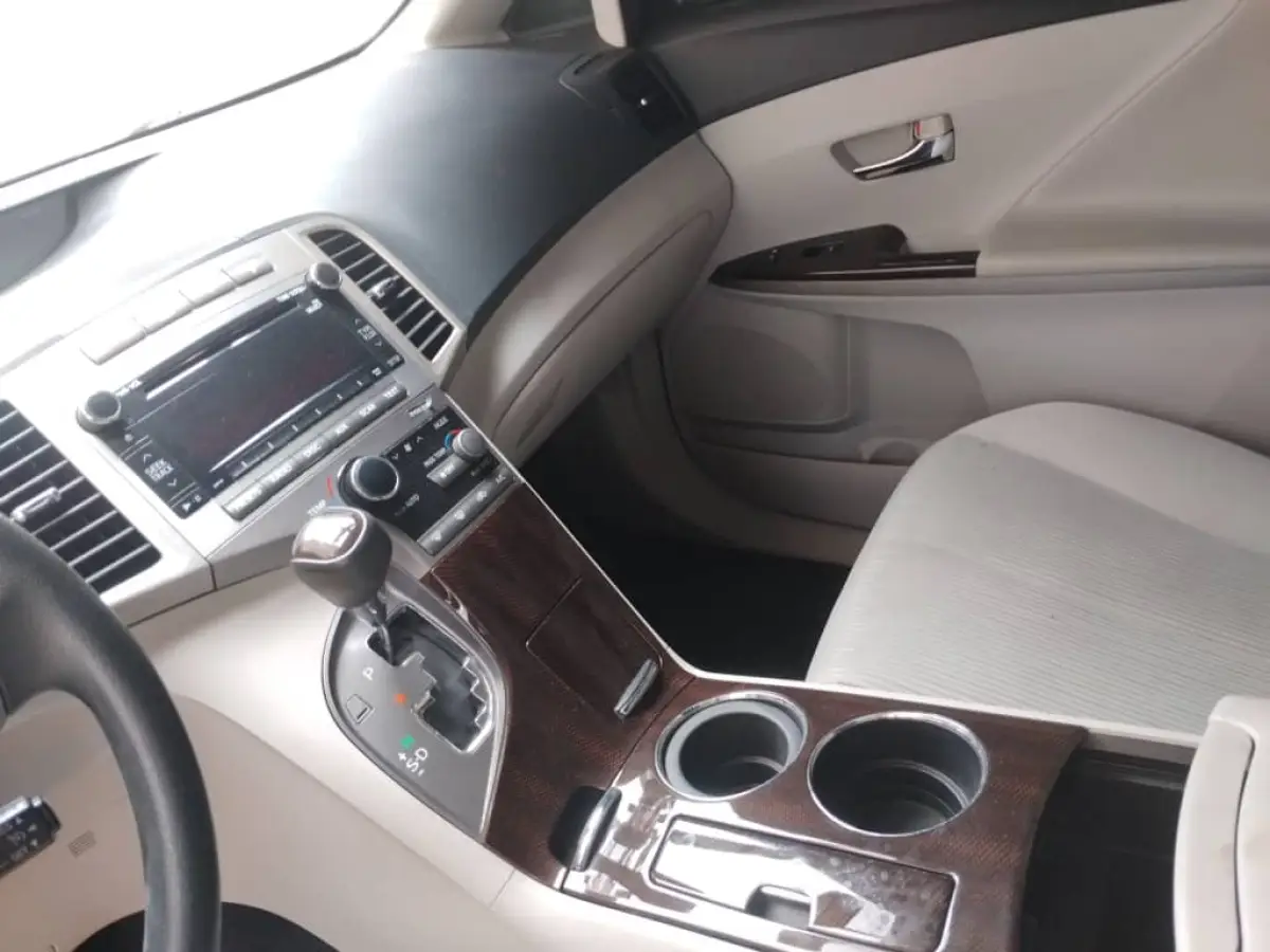 toyota venza 2011 black Unregistered CANADA USED - Image 11