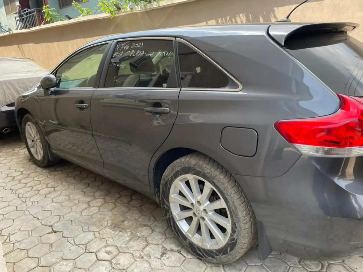 toyota venza 2011 black Unregistered CANADA USED - Image 4