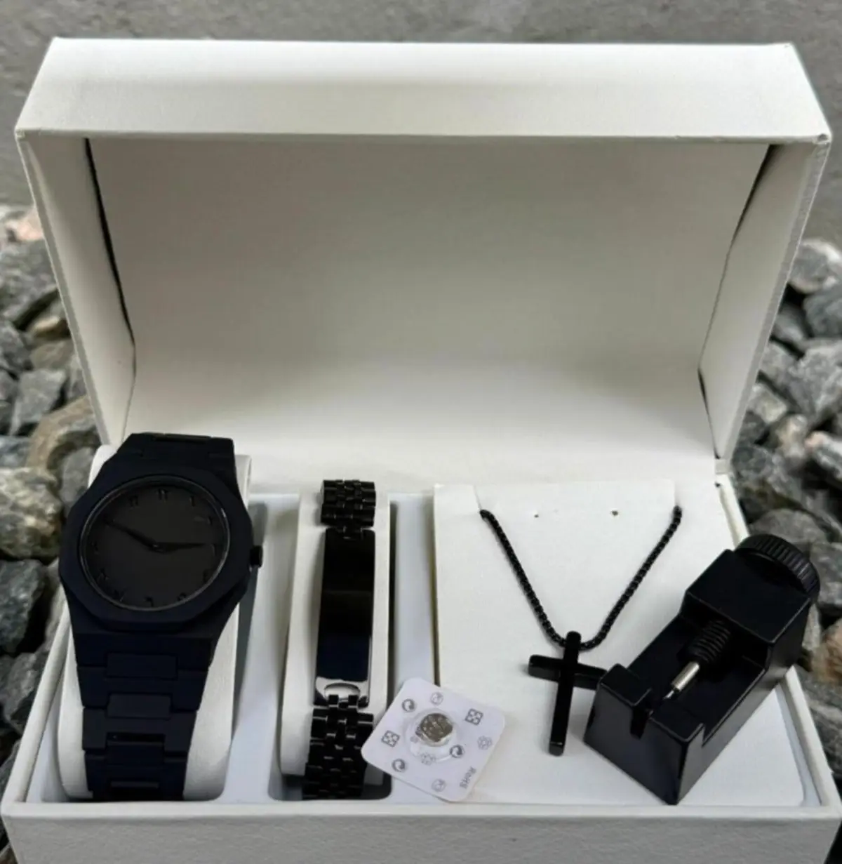 Jewellery and accessories - Image 2