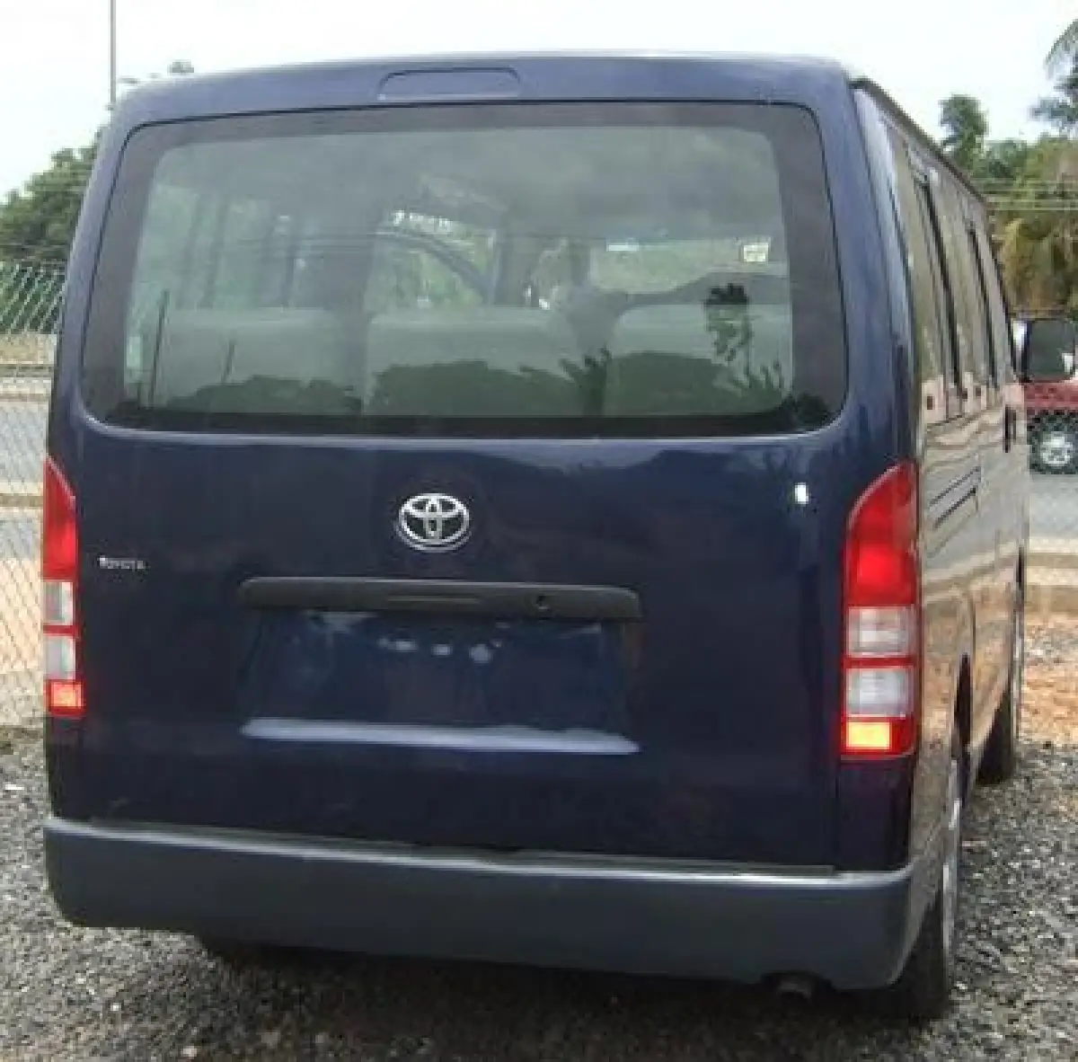 Hiace bus 2008 - Image 2