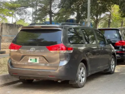 2011 TOYOTA SIENNA V4