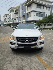 2015 Mercedes-Benz with panromic roof and 360 degree camera full option