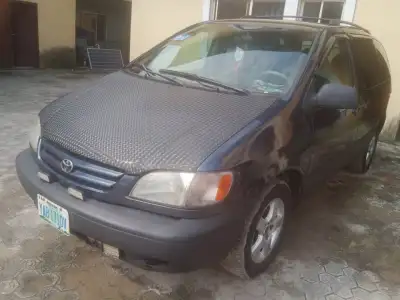 Clean Toyota Sienna 2002