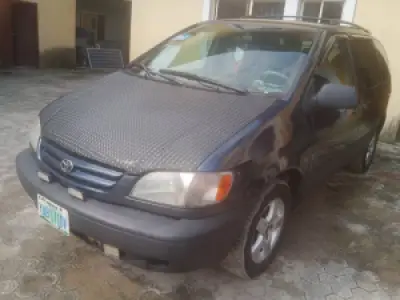 Clean Toyota Sienna 2002