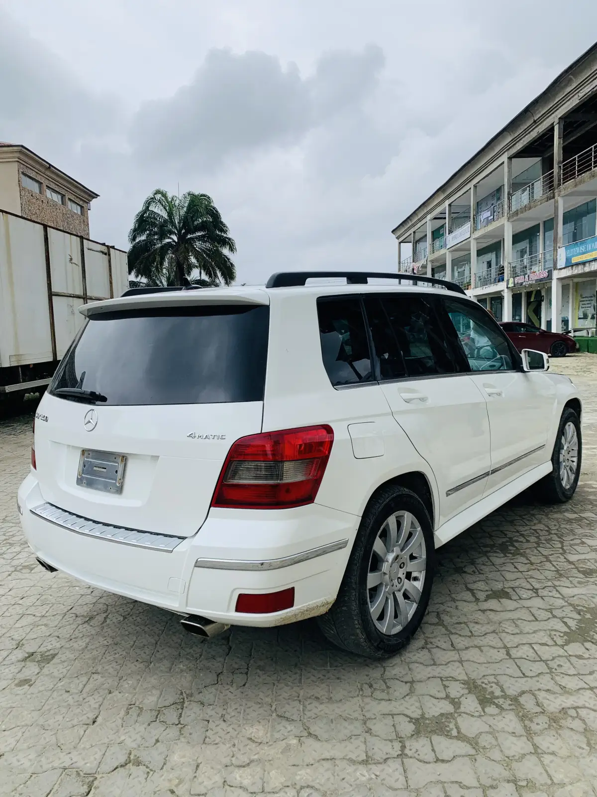 GLK 2010 MODEL FULL OPTION - Image 11