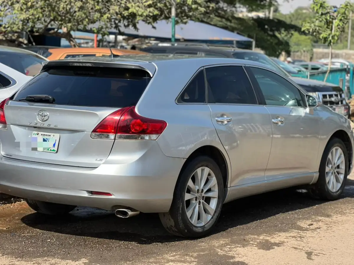 V4 VENZA DIRECT TO OWNER NO LONG CHAIN - Image 1
