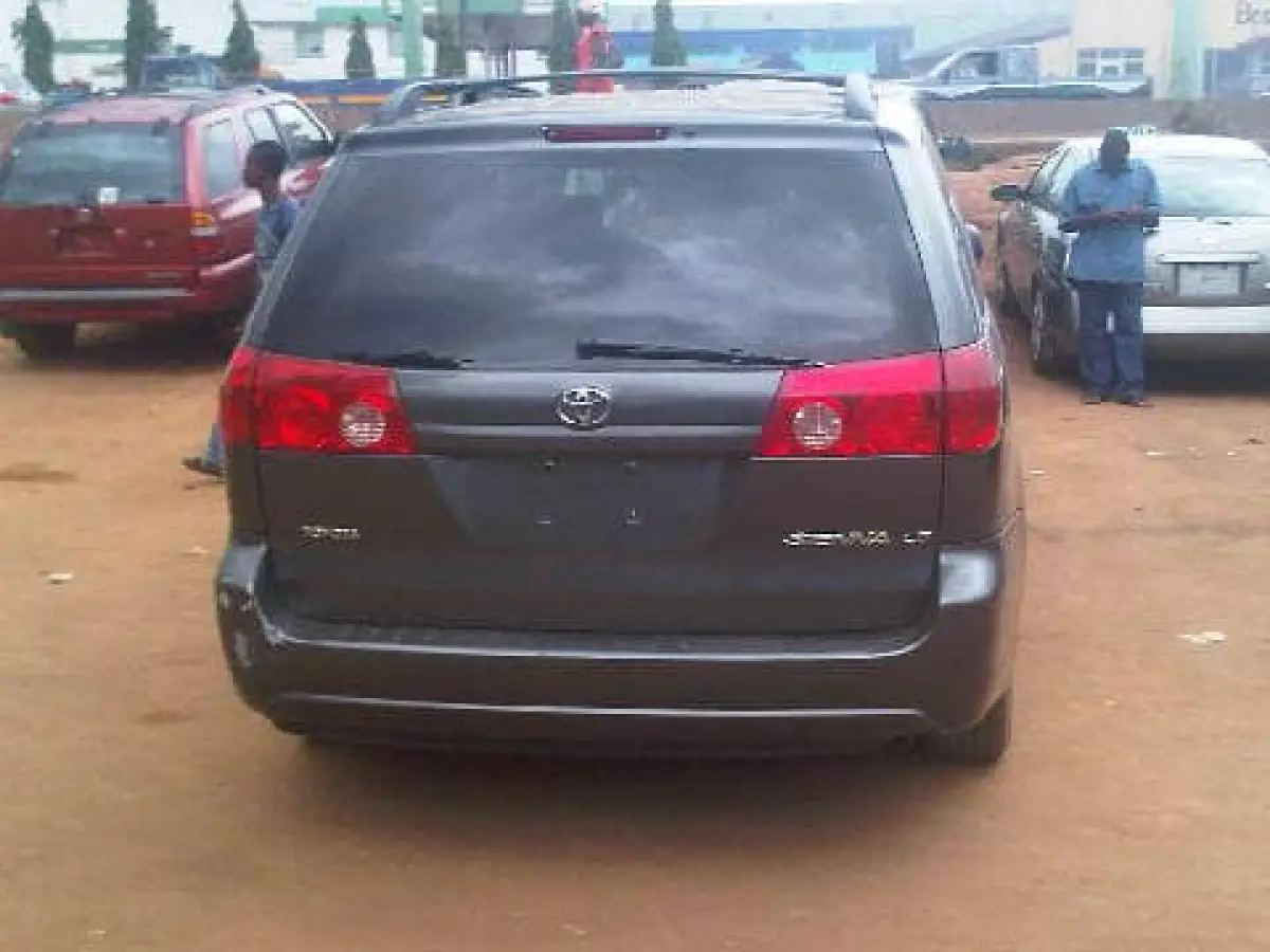 Clean Toyota Sienna 2006 for sale - Image 1