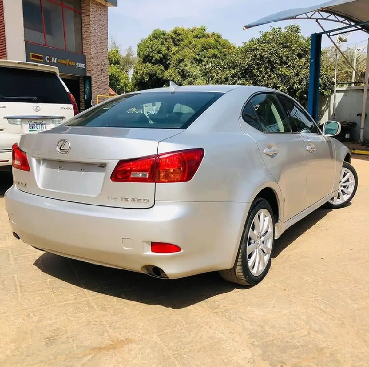 Clean lexus Is350 silver colour 2005 - Image 3