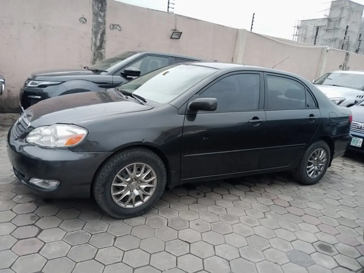 Clean Toyota corolla Le 2004 Gray - Image 3