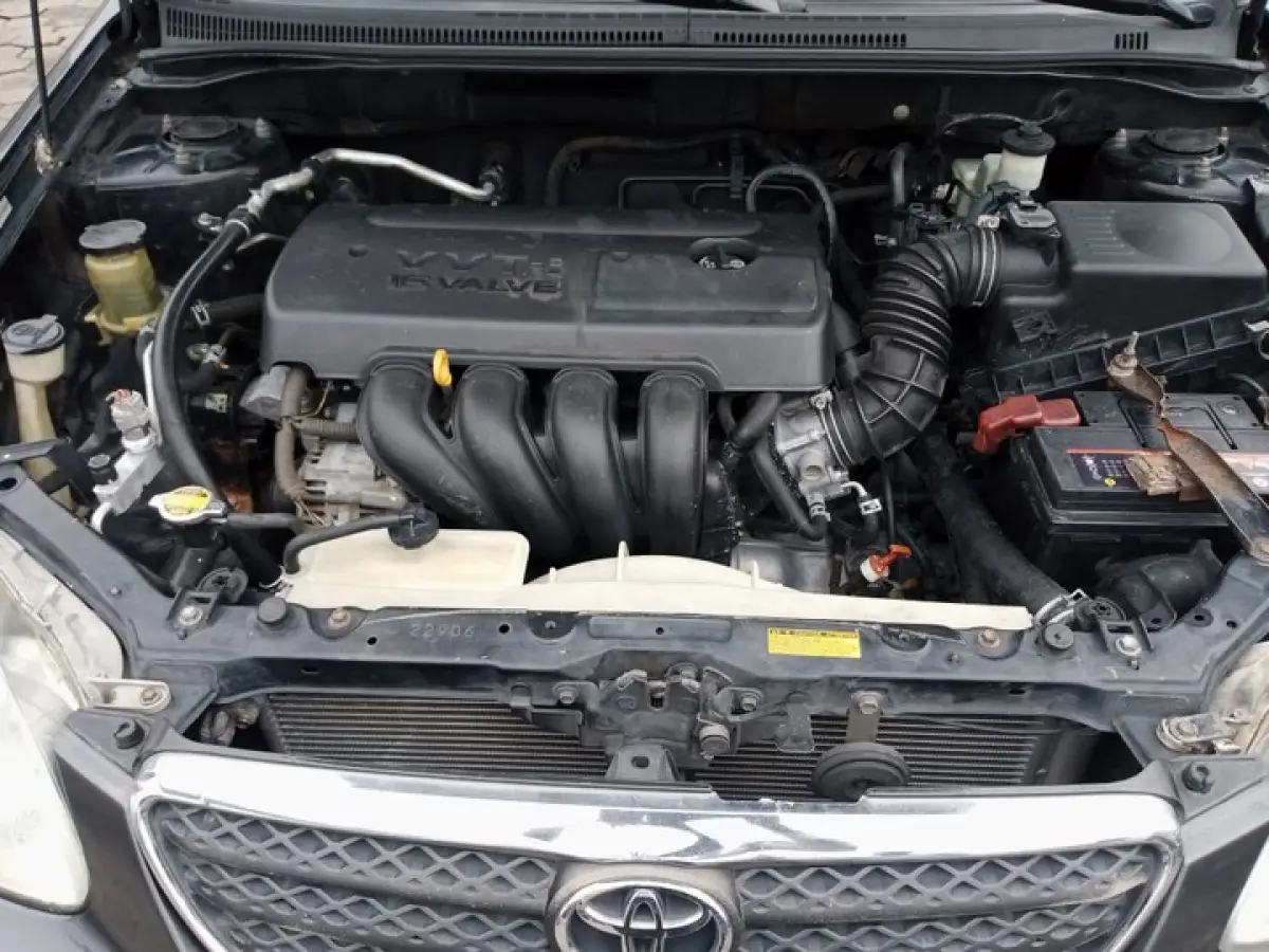 Clean Toyota corolla Le 2004 Gray - Image 4