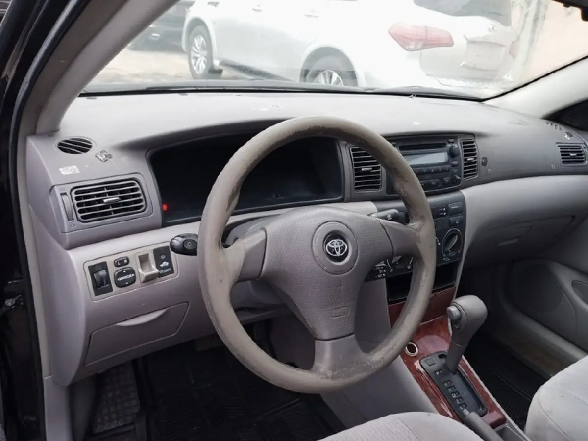 Clean Toyota corolla Le 2004 Gray - Image 5