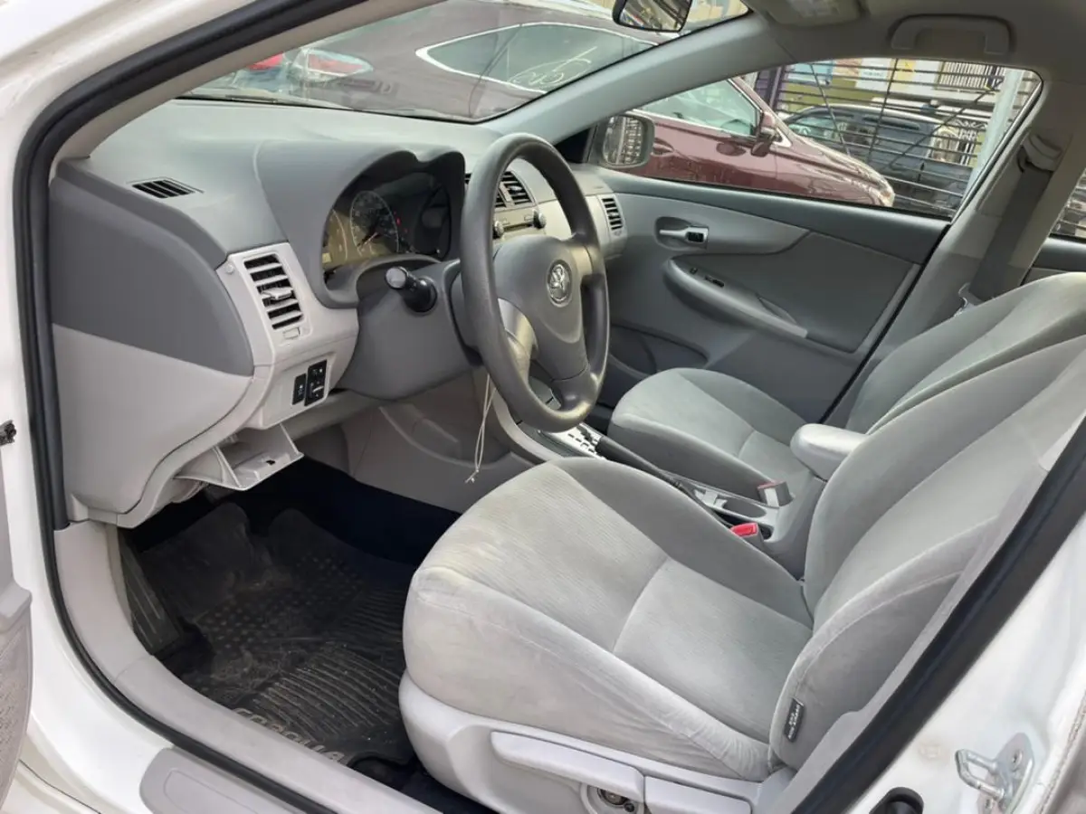 Clean Toyota corolla Le 2004 Gray - Image 8