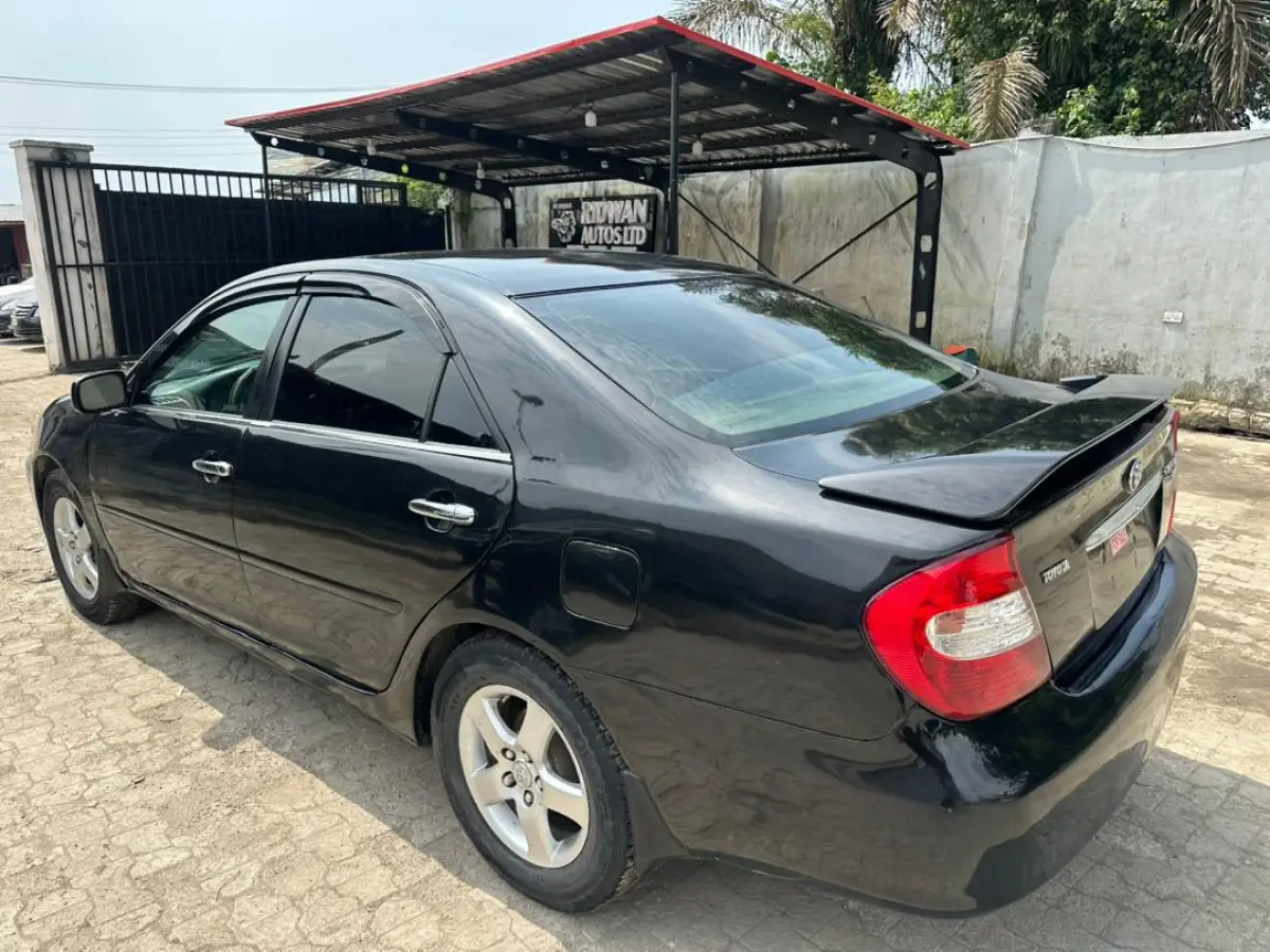Toyota Camry Le 2004 - Image 1