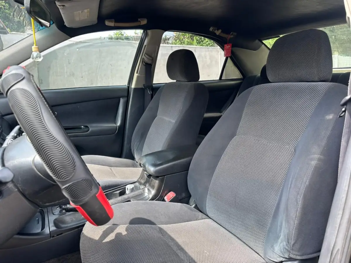 Toyota Camry Le 2004 - Image 2