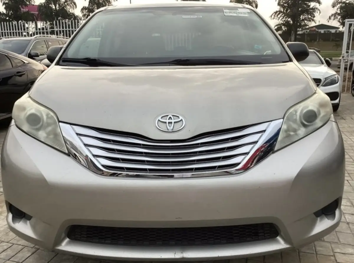 2015 Model Toyota Sienna Le Tokunbo - Image 1