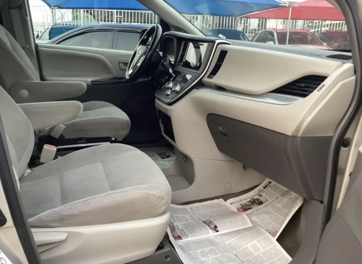 2015 Model Toyota Sienna Le Tokunbo - Image 2