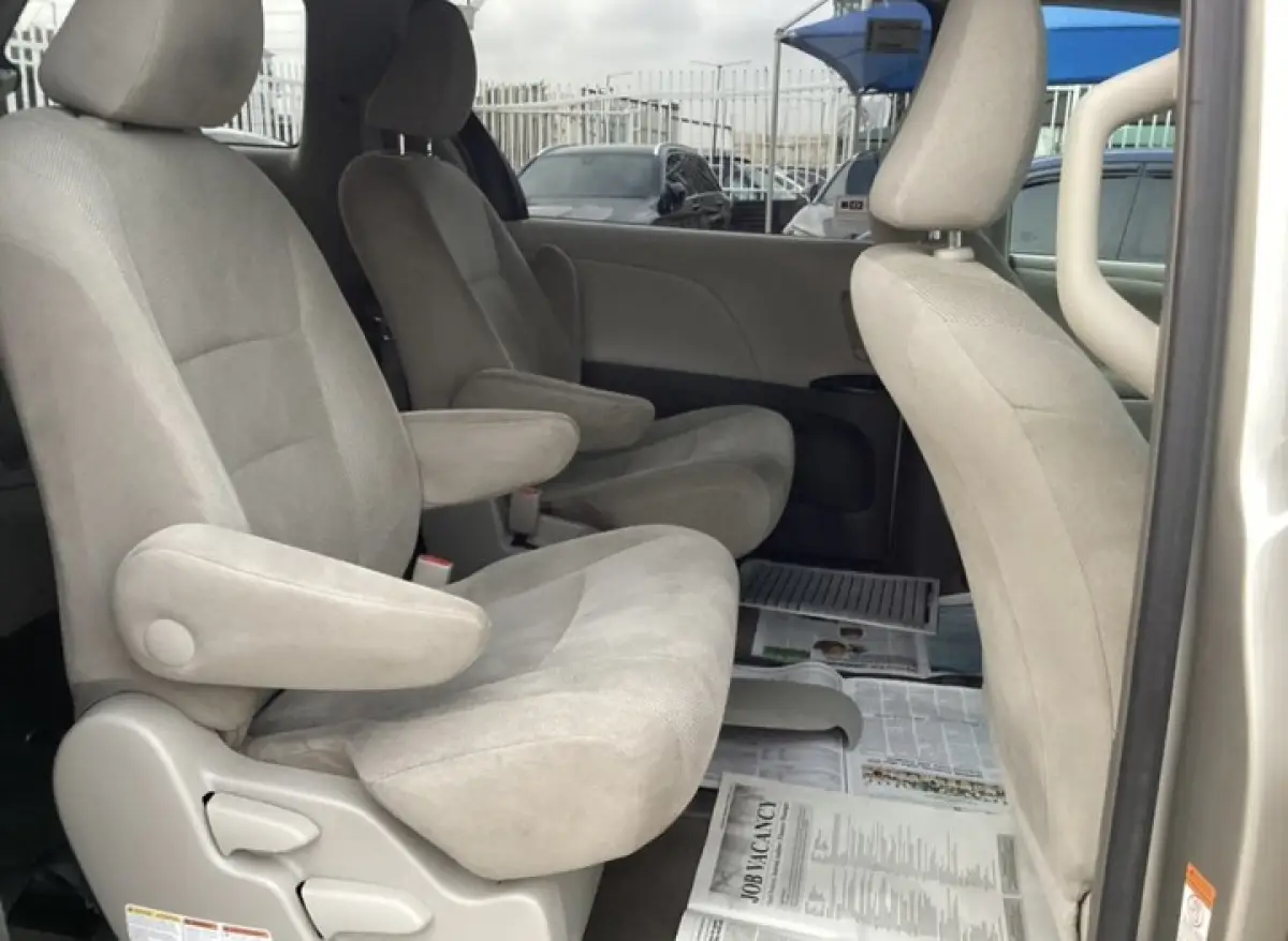 2015 Model Toyota Sienna Le Tokunbo - Image 3