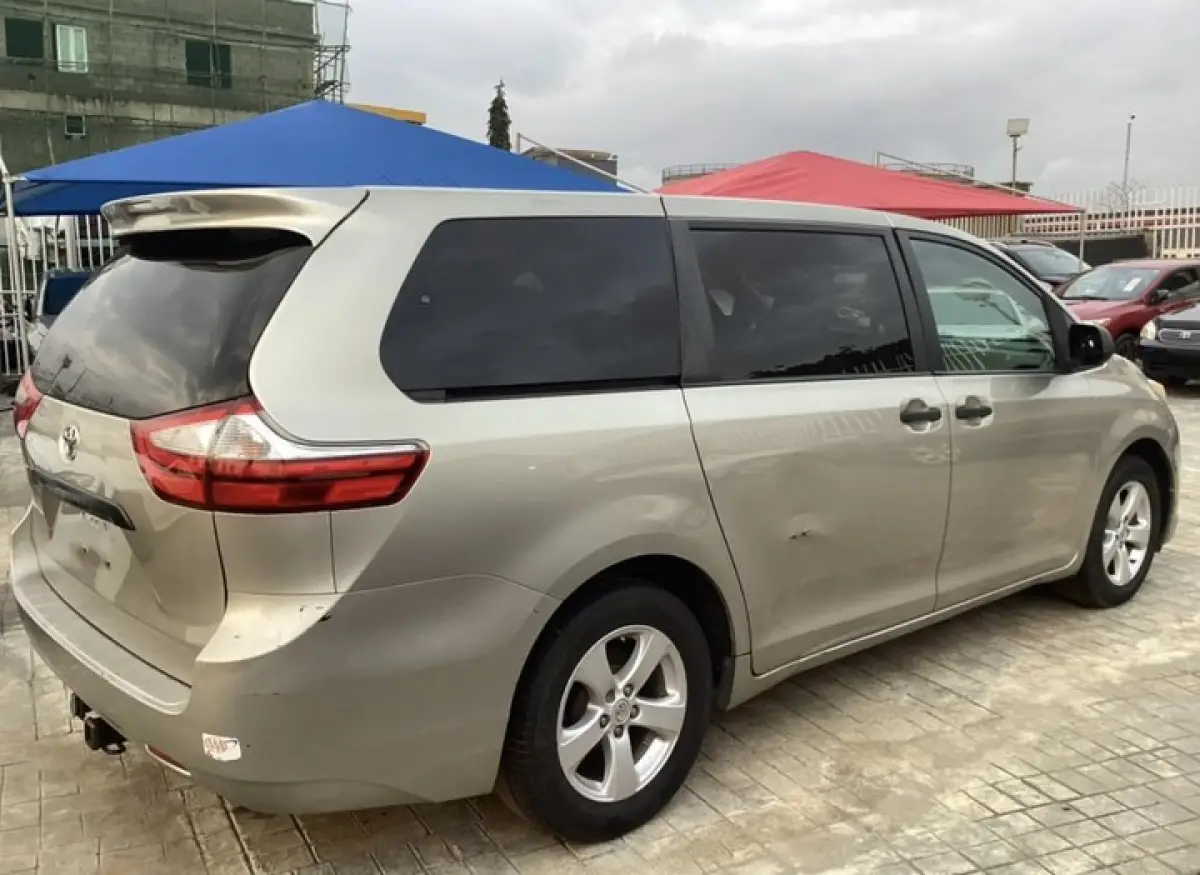 2015 Model Toyota Sienna Le Tokunbo - Image 4