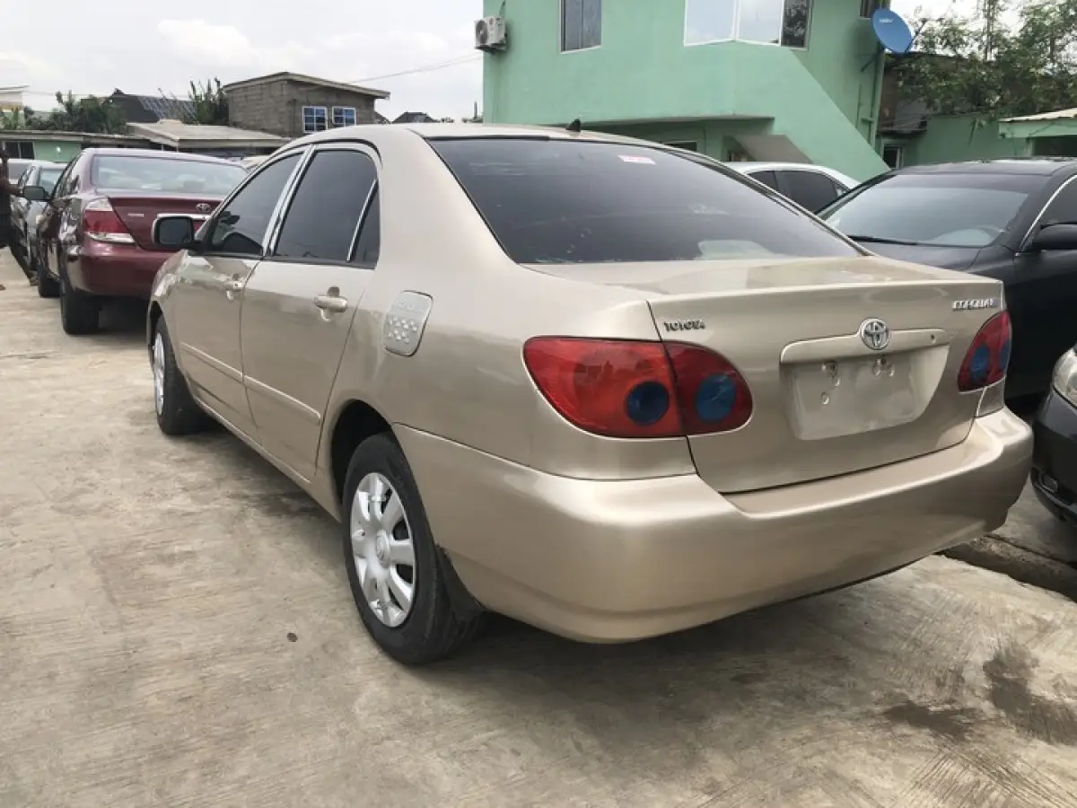 Clean Toyota Corolla 2004 gold for sale - Image 2