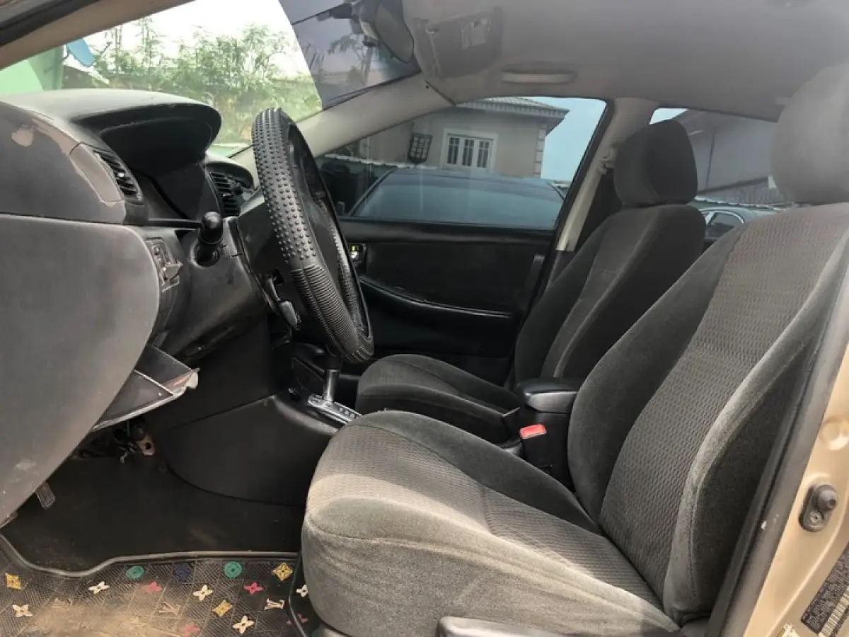 Clean Toyota Corolla 2004 gold for sale - Image 3