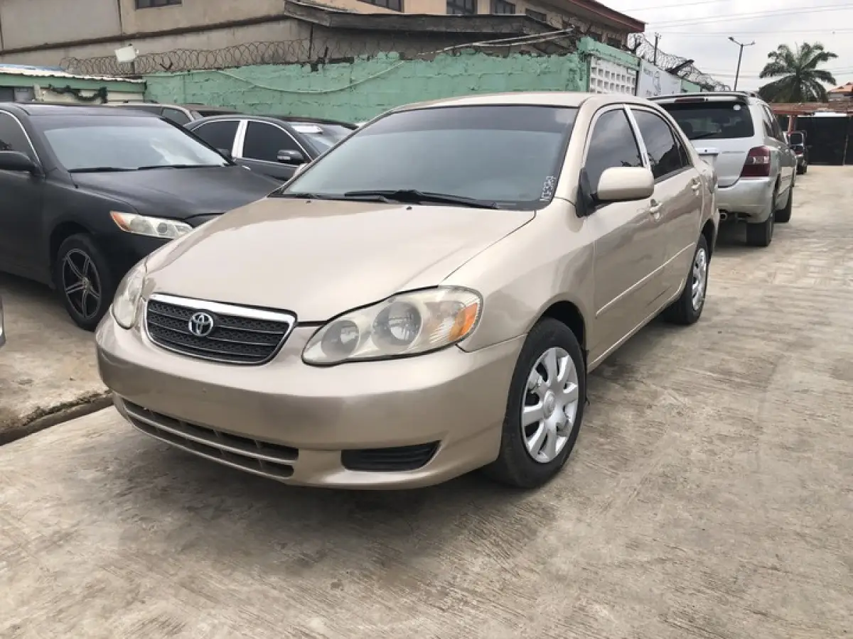 Clean Toyota Corolla 2004 gold for sale - Image 4