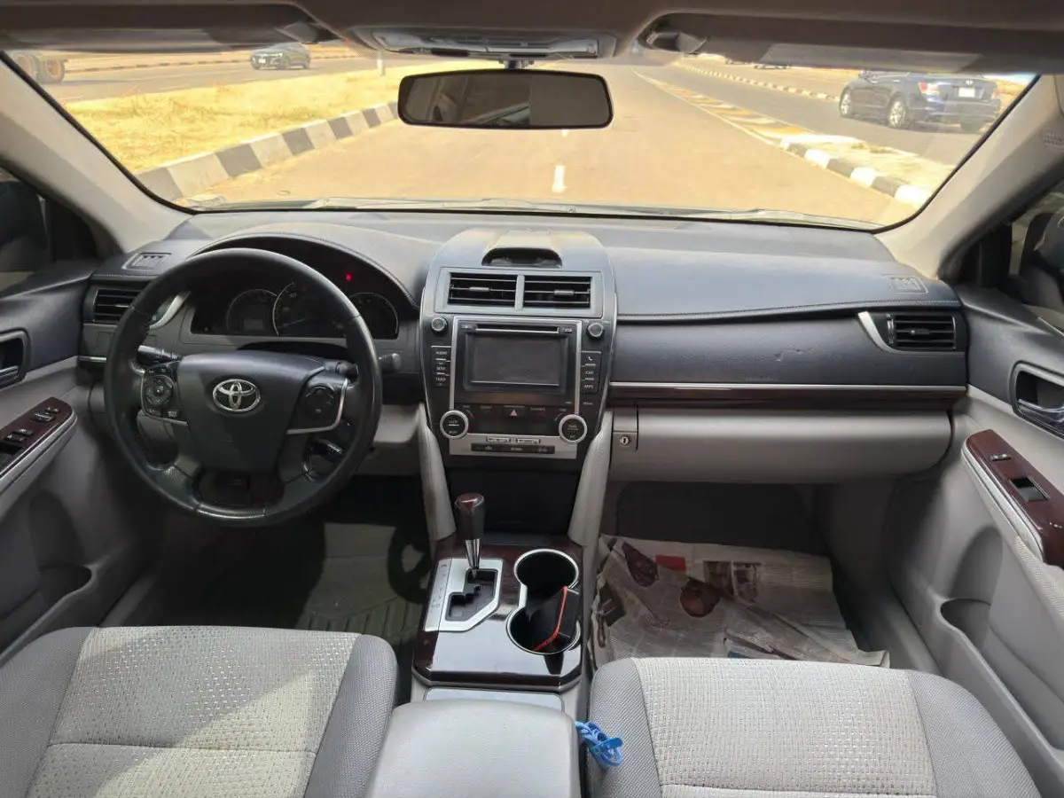 Foreign used Toyota Camry XLE - Image 4