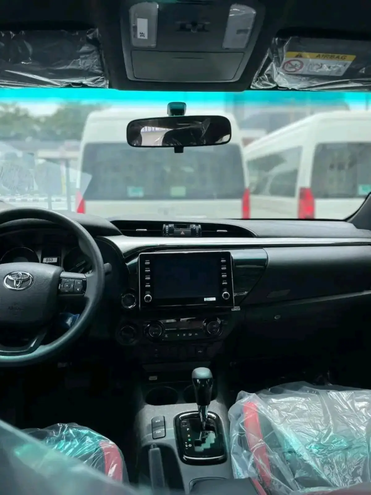 2025 Toyota Hilux - Image 6