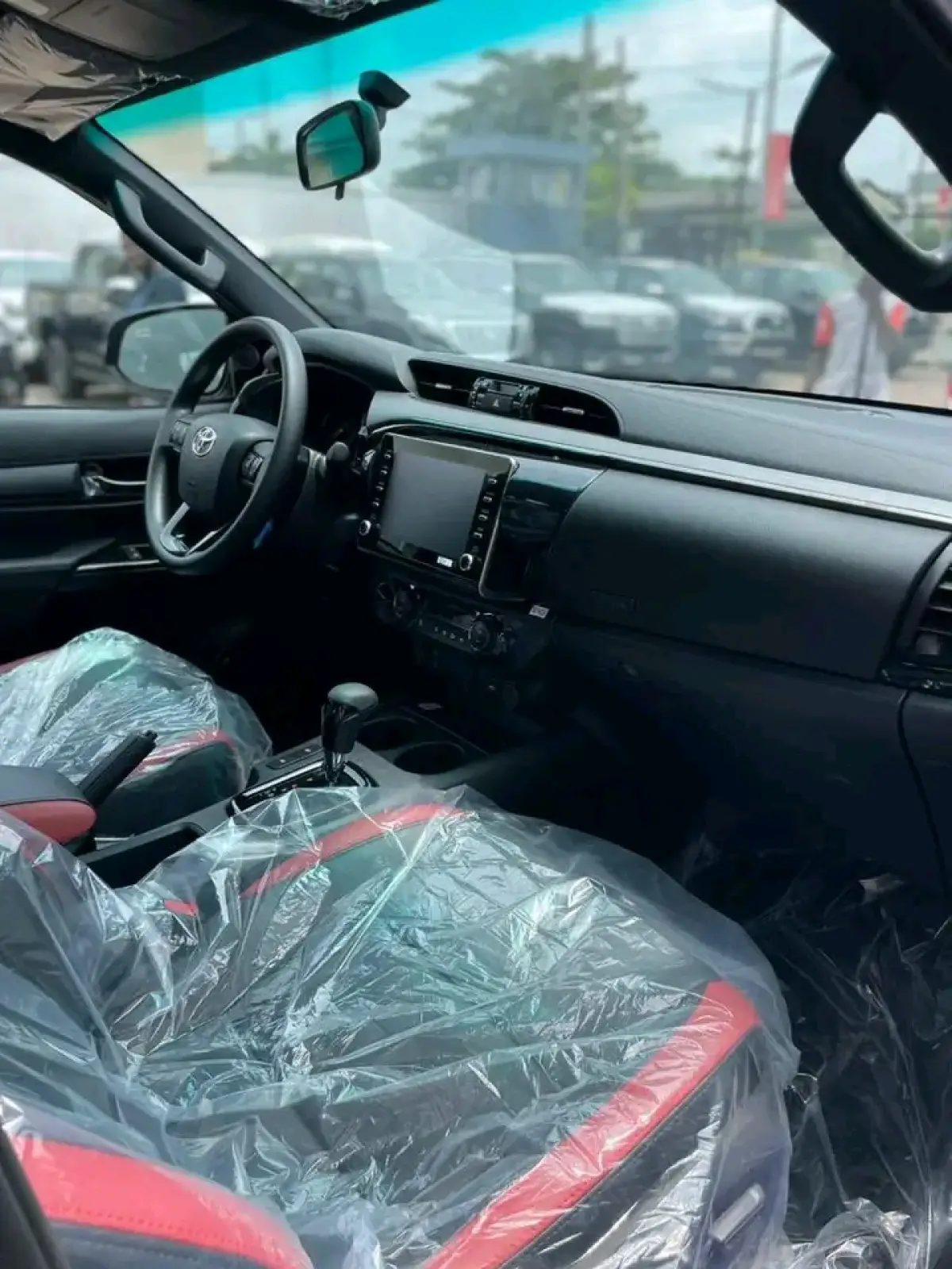 2025 Toyota Hilux - Image 7