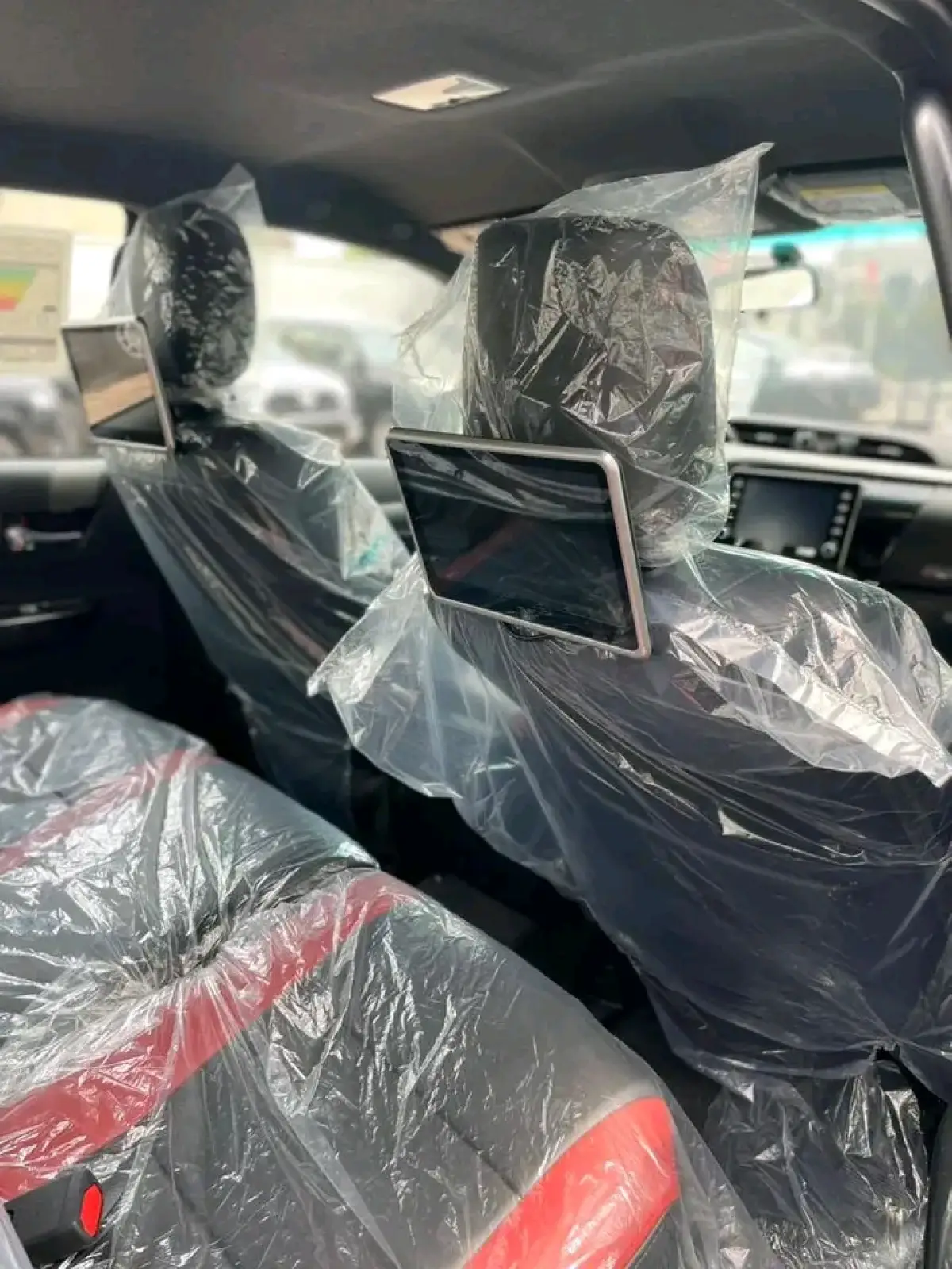 2025 Toyota Hilux - Image 8