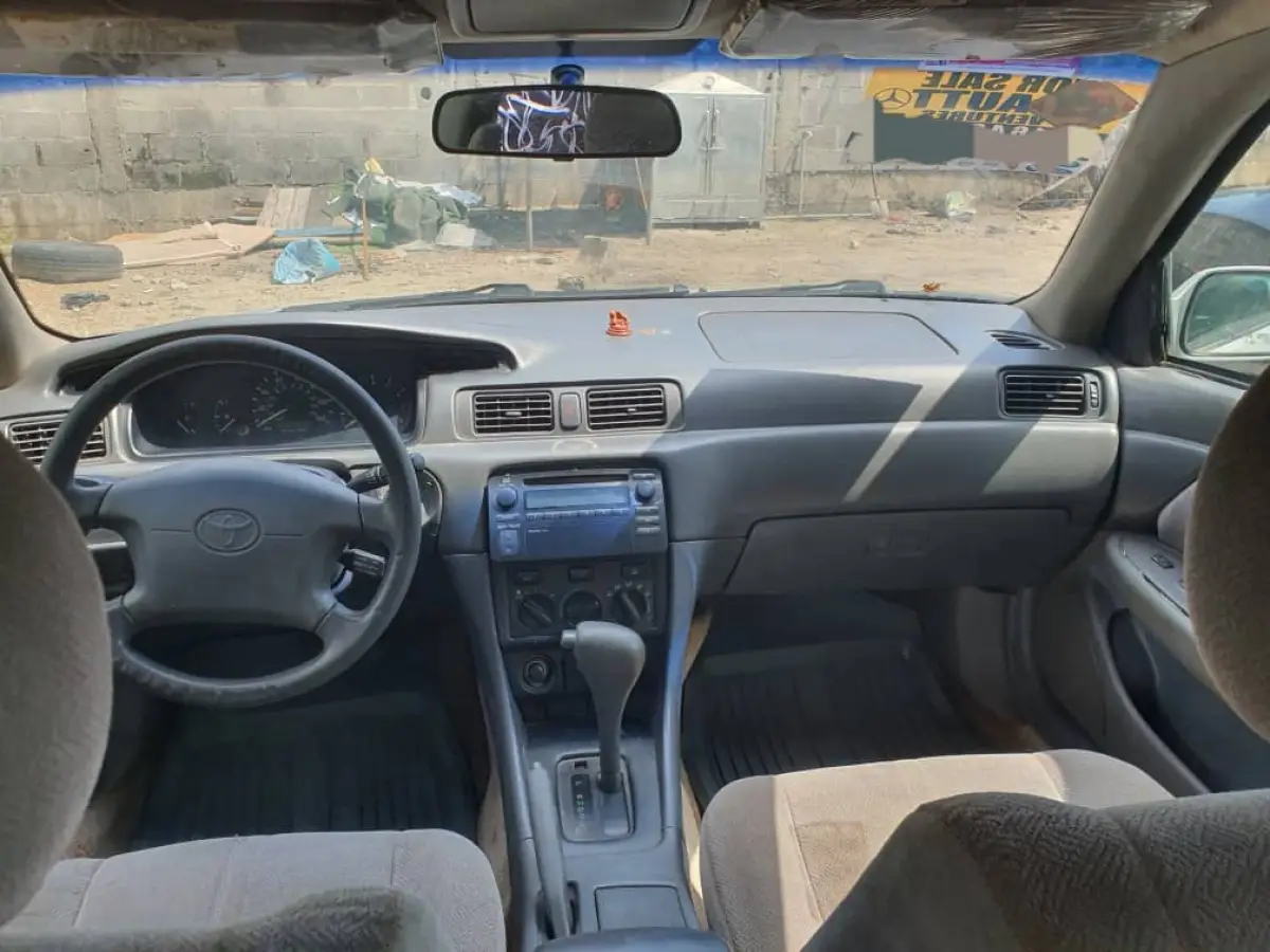 Toyota Camry 2000 - Image 2