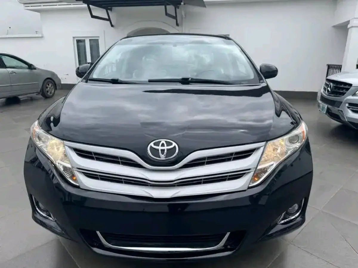 2010 Toyota Venza - Image 2