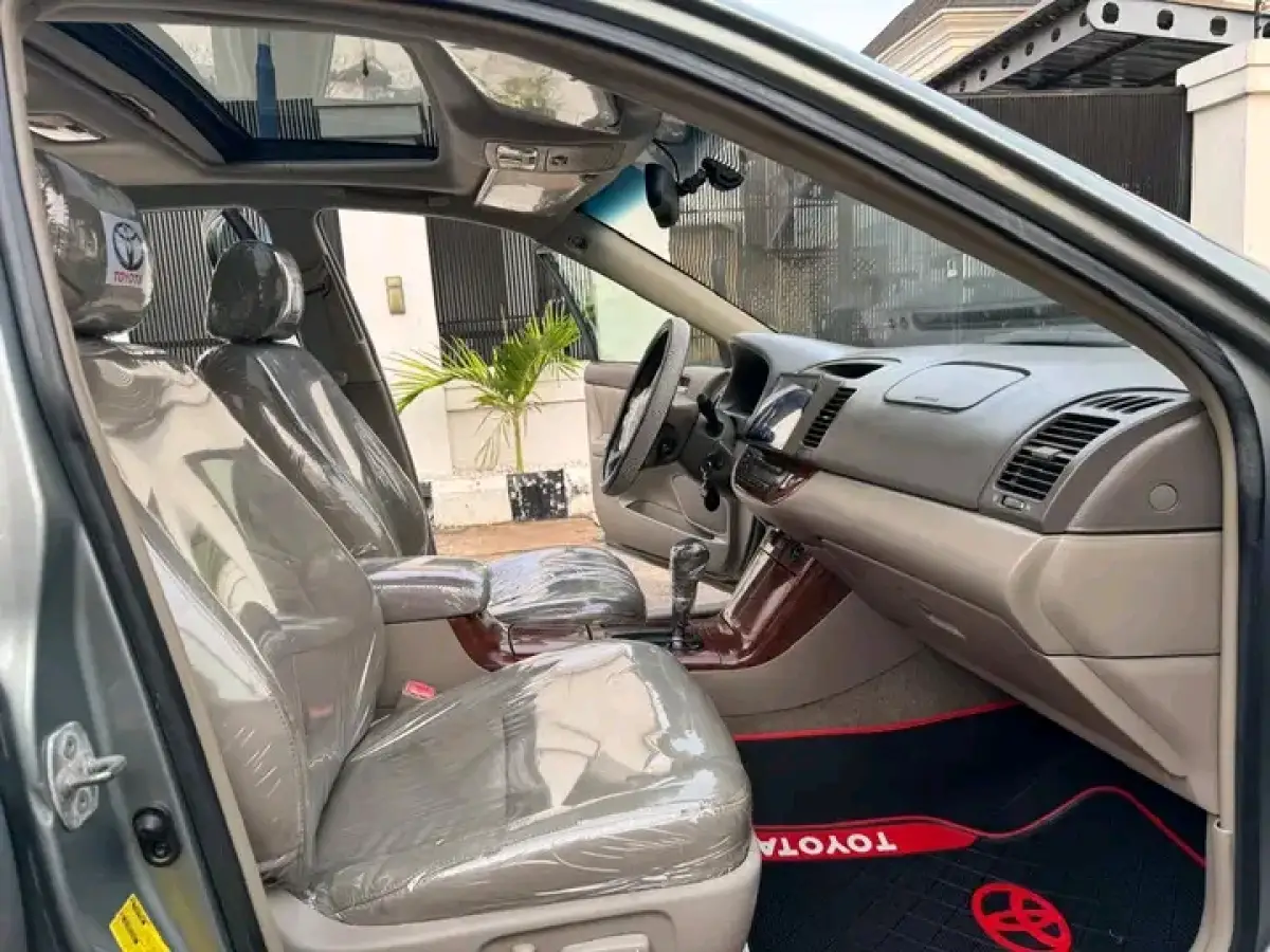 2005 Toyota Camry V6 - Image 10